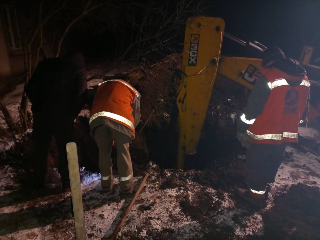 У Харкові працівники КП Харківські теплові мережі оперативно локалізували  дефект на  магістралі, діаметром 530 мм