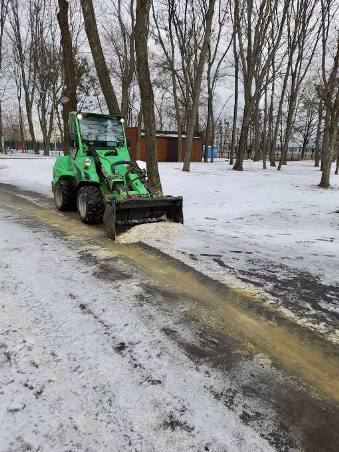У Харкові комунальники прибирають сніг та лід з вулиць міста