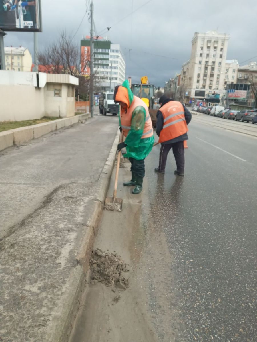 Відновляють вулиці Харкова десятки ремонтників