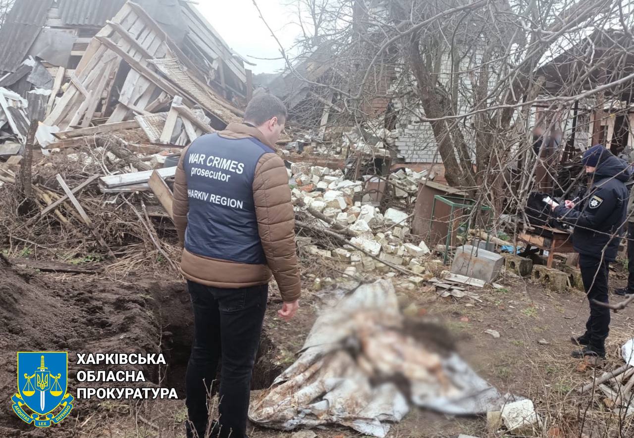 У селі Прудянка на Харківщині правоохоронці ексгумували труп ще однієї жертви збройної агресії рф.
