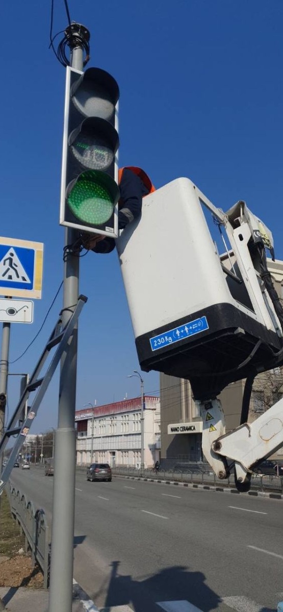 Змонтували та відремонтували світлофори у Харкові комунальники