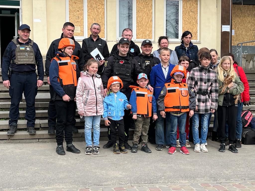 Евакуювали дітей та жінок з небезпечної зони Харківщини правоохоронці