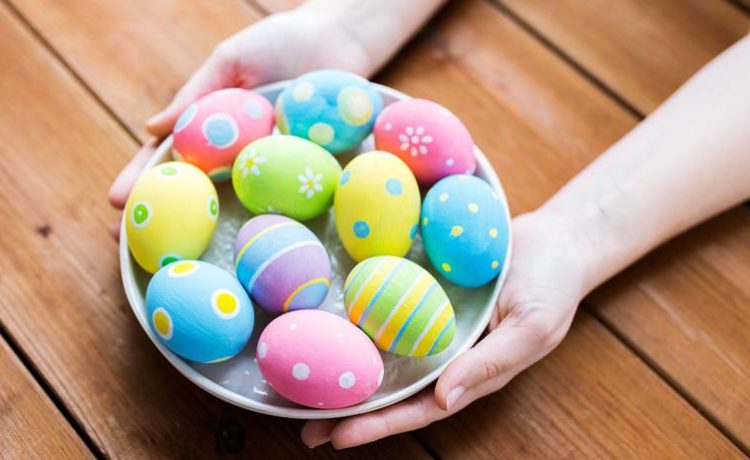 Як можна просто і легко пофарбувати яйця на велике свято Великодня