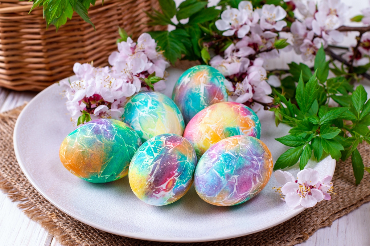 Як можна просто і легко пофарбувати яйця на велике свято Великодня