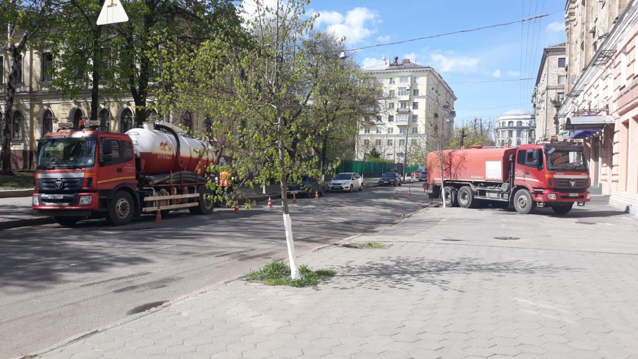Прочистили зливостоки вулиць Харкова комунальники
