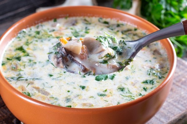 Як приготувати сирний суп з грибами та картоплею