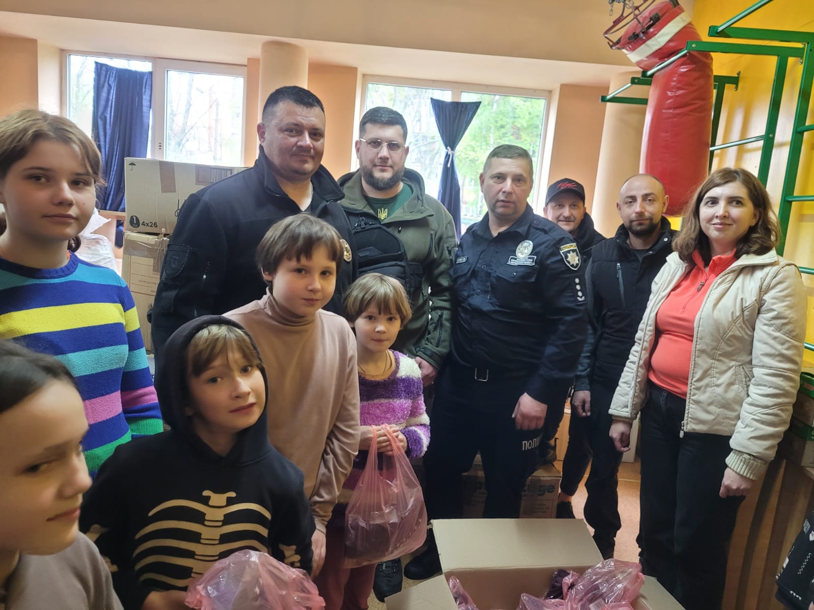 Понад 10 тонн продуктів та одягу доставили поліцейські та волонтери мешканцям Харківщини