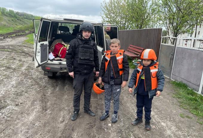 Поліцейські Куп’янщини евакуювали дітей