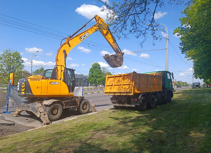 Харківські комунальники оперативно ліквідують складну аварію