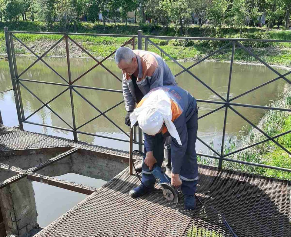 Прибрали берега водосховища у Харкові комунальники