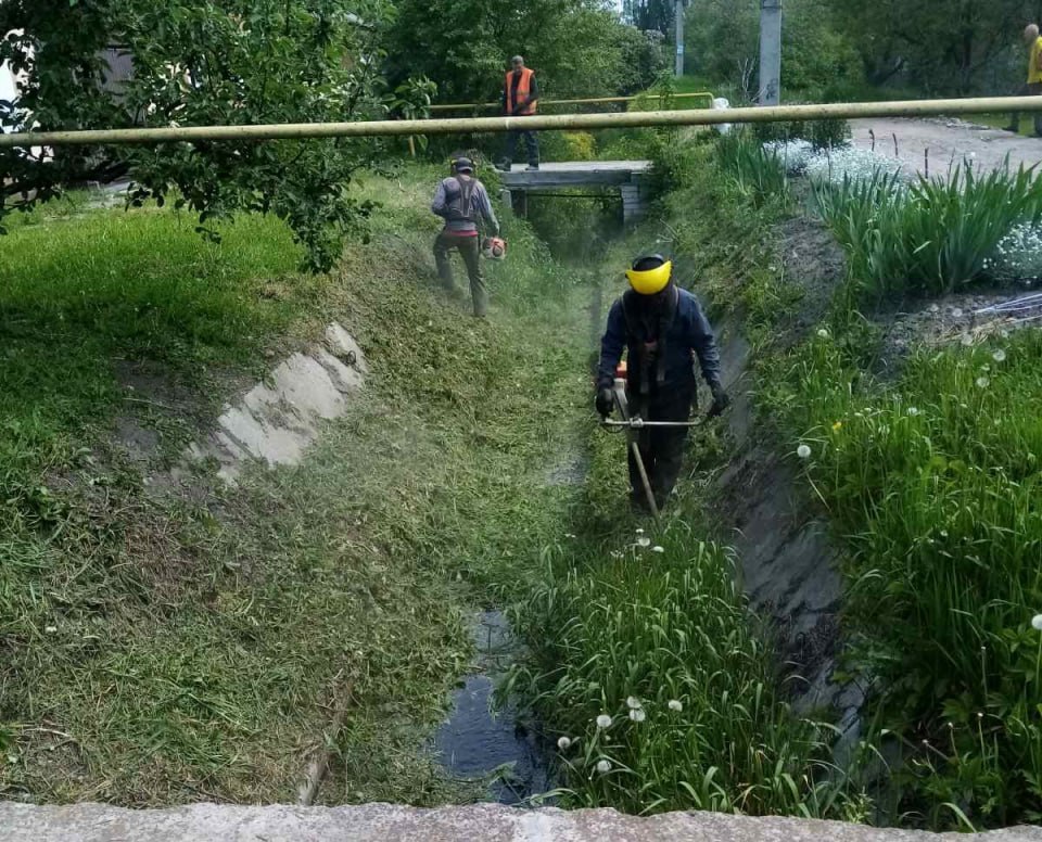 Прочистили понад сотню метрів зливостоків та прибрали берега Лопані комунальники Харкова