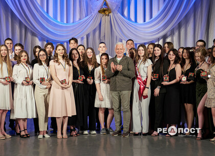 Випускникам шкіл Київського району Харкова вручили медалі (фото)