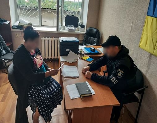У Харківській області жінка, яка намагалась відкупити сина, сама стала підозрюваною 