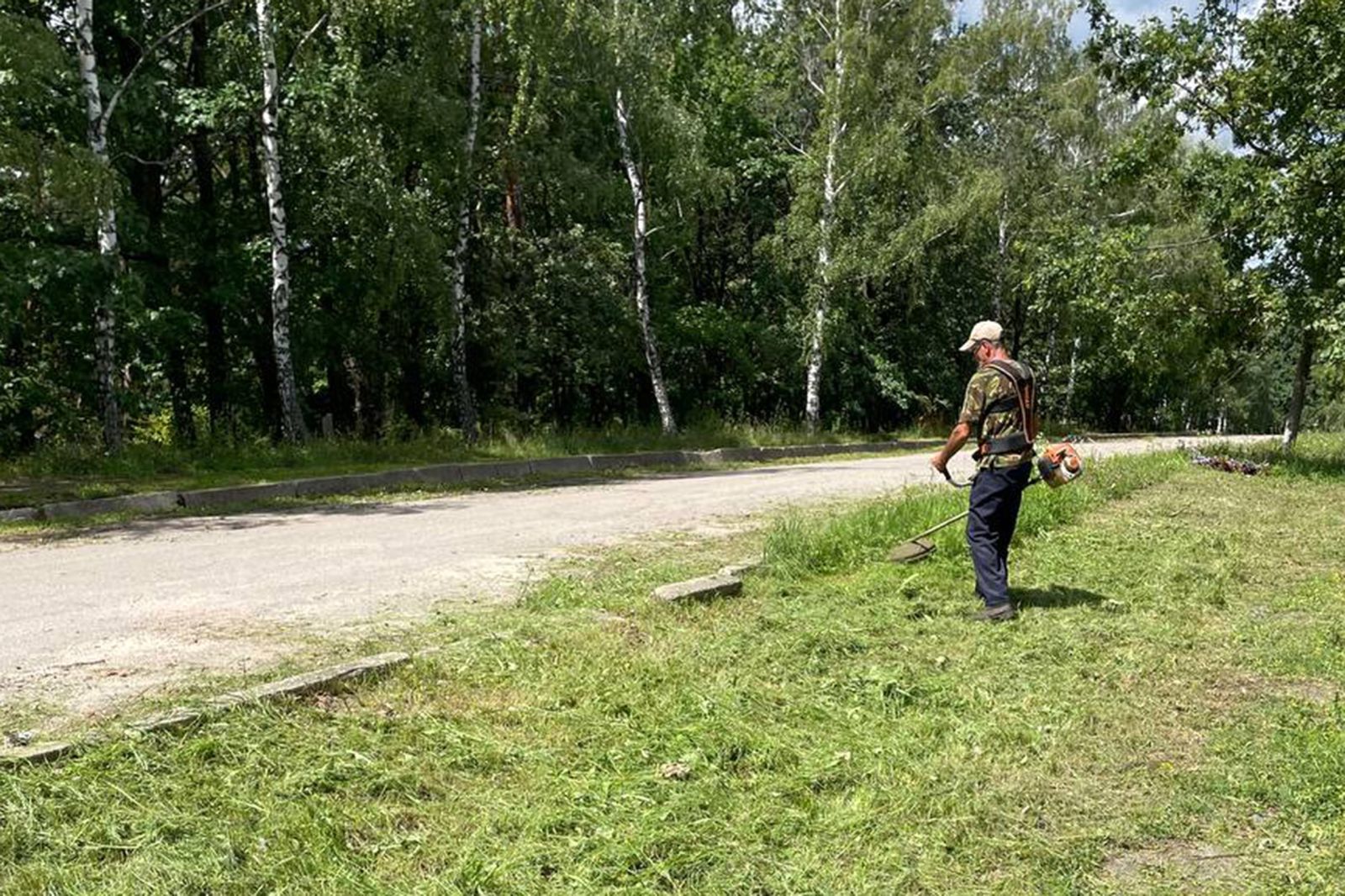 Прибирають кладовища та меморіали Харкова комунальники