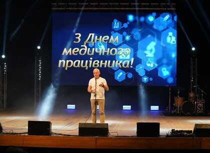 Ігор Терехов привітав зі святом та нагородив медиків Харкова