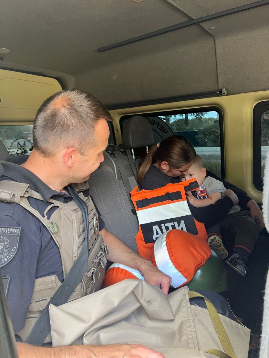 Евакуювали на човні з-під обстрілів маленьку дитину з матусею на Харківщині