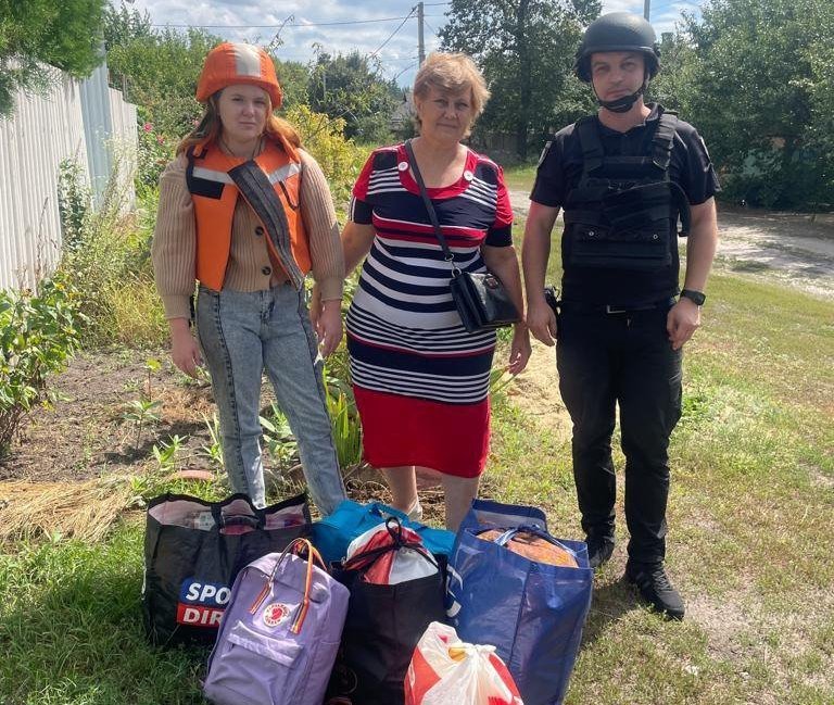 ювенальні поліцейські Куп'янського районного відділу поліції допомогли вивезти з смт Куп'янськ-Вузловий бабусю з неповнолітньою онукою.