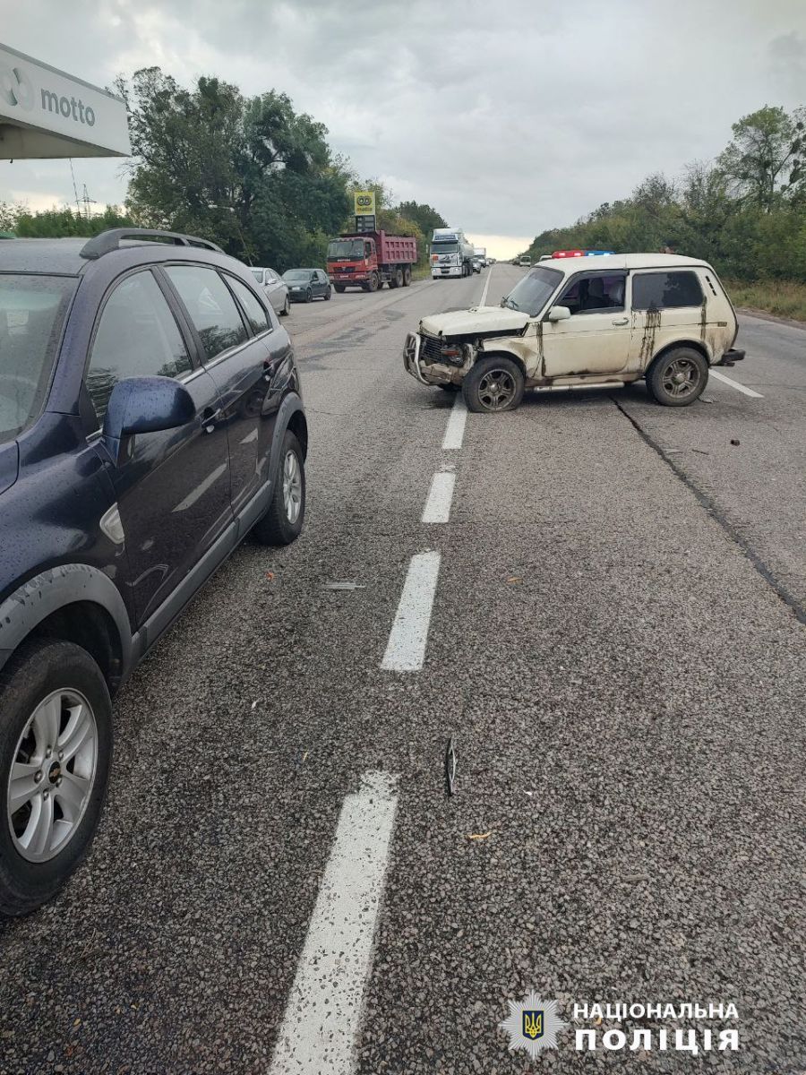 ДТП Харків: Потрапили у лікарню три жінки після потрійної аварі ВАЗ 2101,  ВАЗ 21214 та Chevrolet Captiva