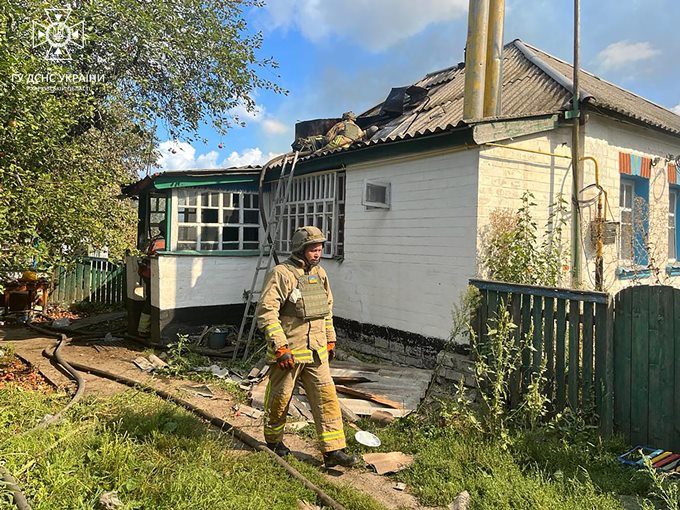 24 серпня о 09:30 куп’янські рятувальники гасили пожежу після обстрілу прифронтового села Петропавлівка на Харківщині