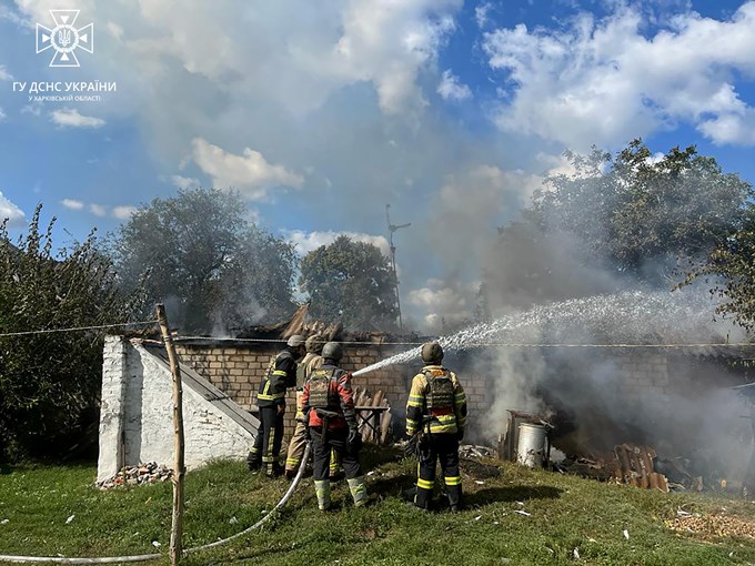 24 серпня о 09:30 куп’янські рятувальники гасили пожежу після обстрілу прифронтового села Петропавлівка на Харківщині