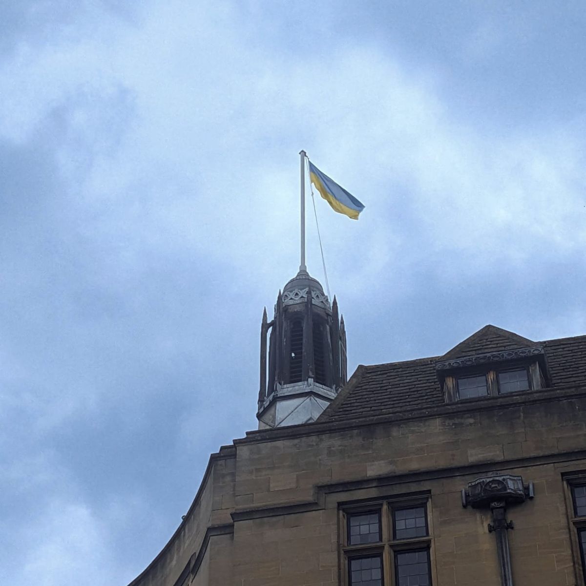 Підняли урочисто український прапор над будівлею міськради Оксфорду з нагоди Дня міста Харкова та Дня Незалежності України