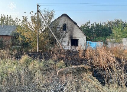 Після обстрілу Харківщини військовими рф палала трава та приватний будинок: фото