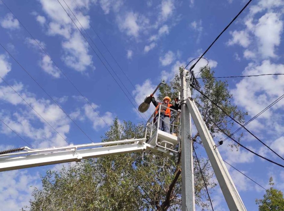 Ремонтують харківську електромережу та ліхтарі комунальники