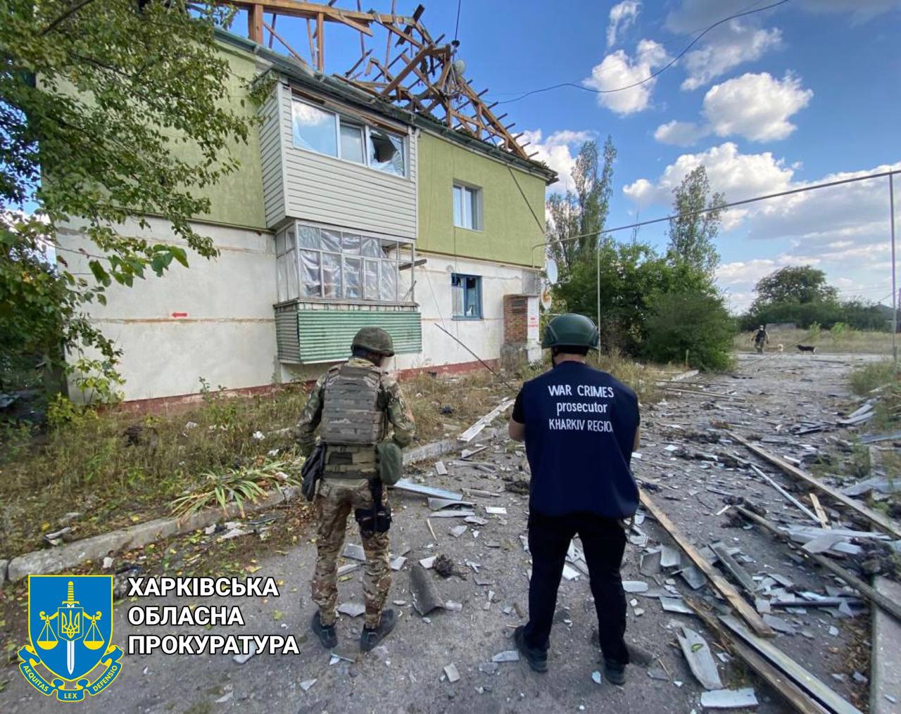 Били по селу на Харківщині та влучили у багатоквартирний будинок окупанти