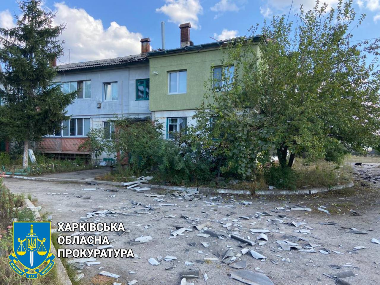 Били по селу на Харківщині та влучили у багатоквартирний будинок окупанти
