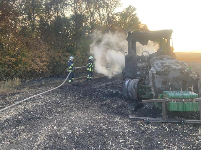 На Харківщині рятувальники успішно приборкали пожежу, яка виникла у тракторі під час його руху