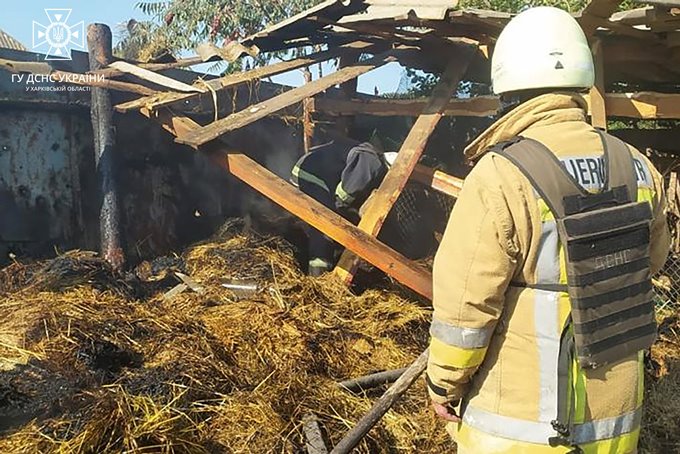 у Вовчанську після обстрілу спалахнула пожежа у сіннику