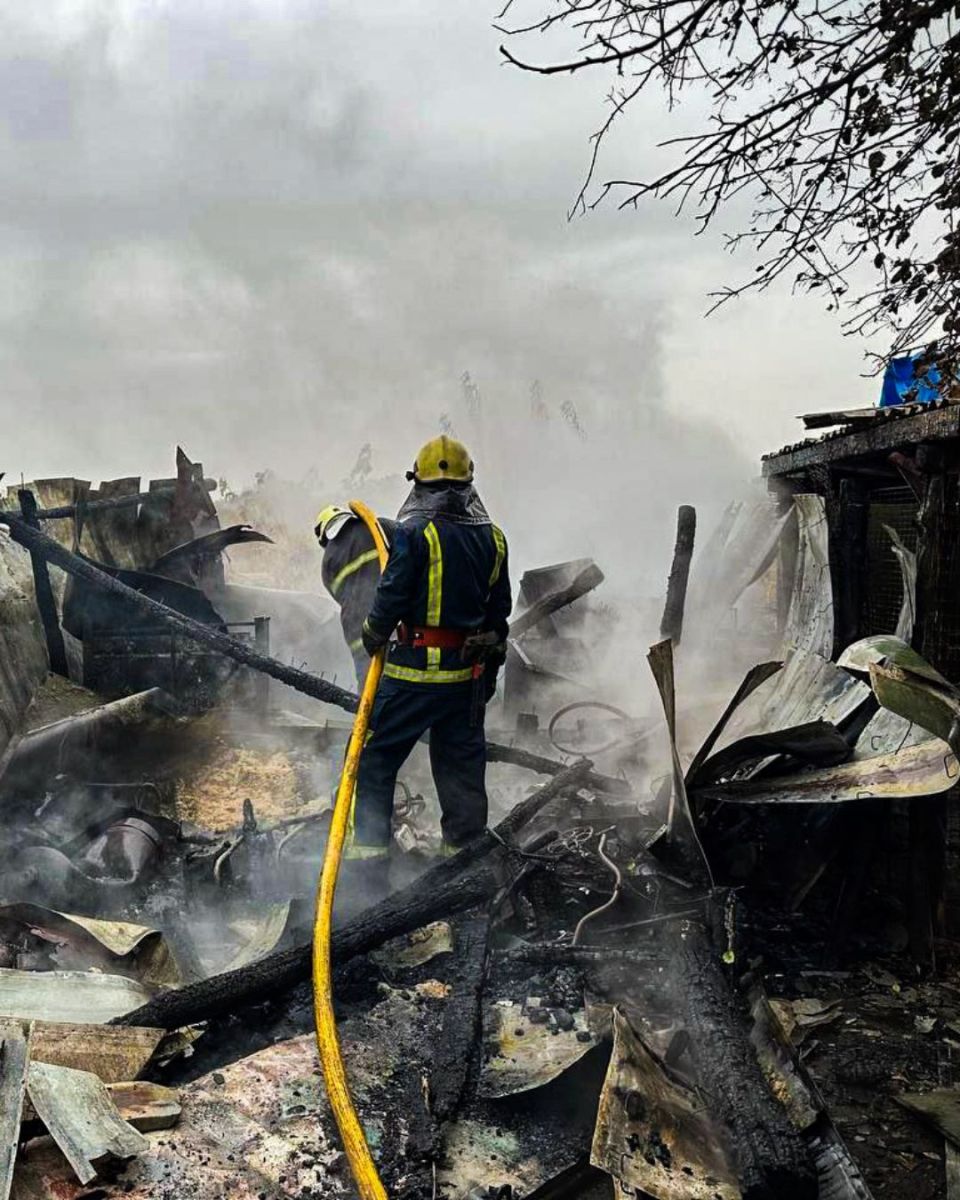 У Харківській області рятувальники ліквідували загоряння гаража на території приватного домоволодіння