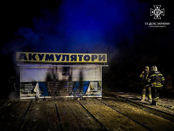 На Харківщині вночі сталася пожежа, під час якої згорів торговий павільйон із автозапчастинами. 