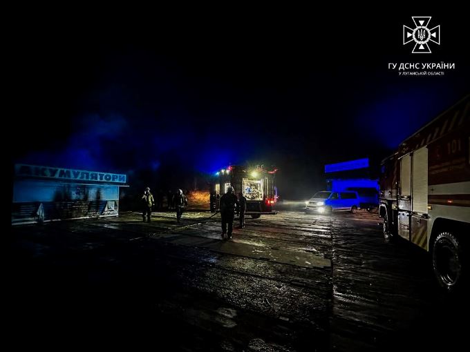 На Харківщині вночі сталася пожежа, під час якої згорів торговий павільйон із автозапчастинами. 