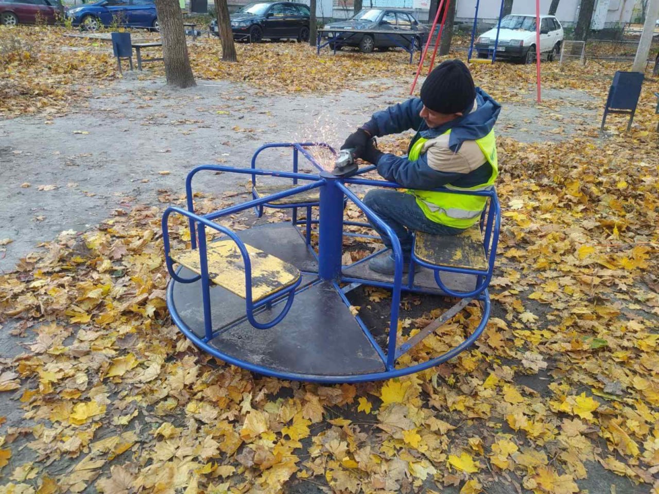 Демонтують аварійні елементи та готують будинки до зими комунальники Харкова