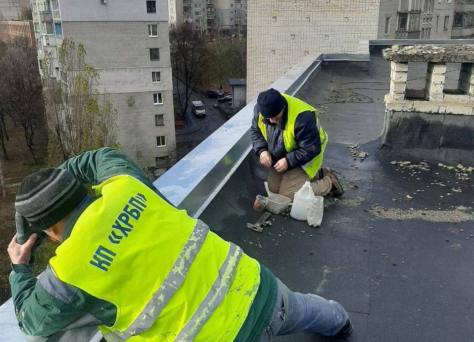 Впали більше десятка дерев та пошкоджено дахи під час негоди у Харкові