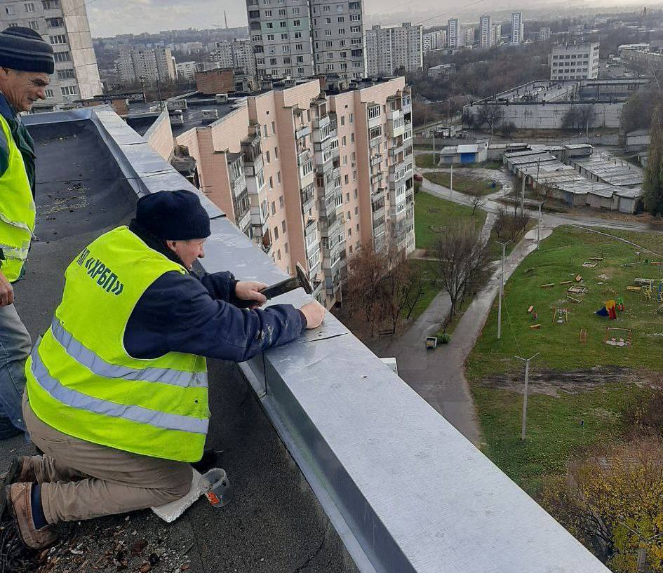 Впали більше десятка дерев та пошкоджено дахи під час негоди у Харкові