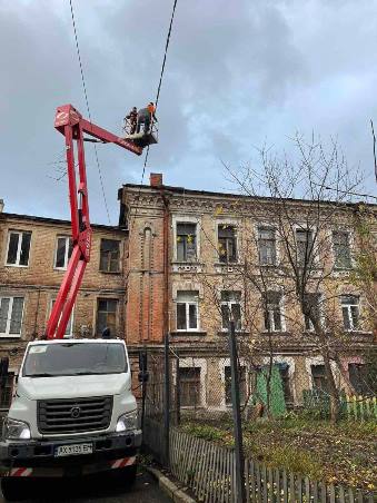 Буревій повалив дерева та пошкодив дахи