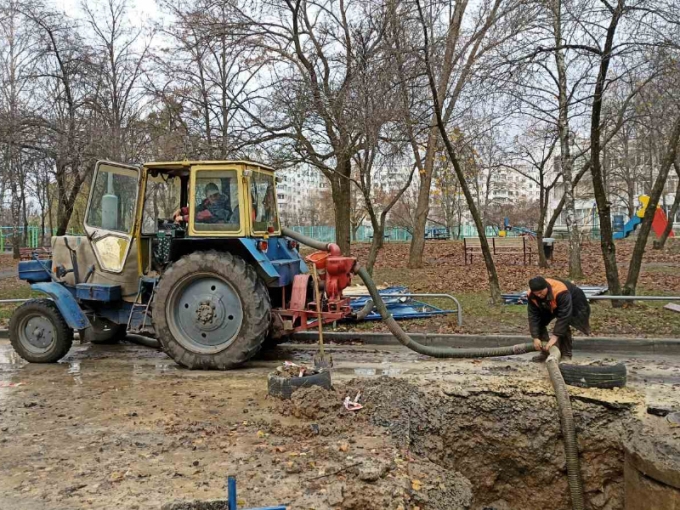 У Харкові усунули складне пошкодження на водогоні без відключення води у будинках споживачів