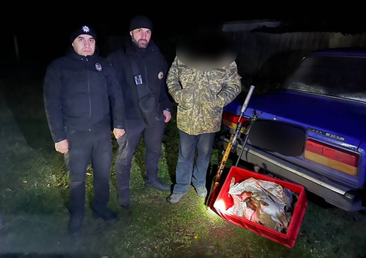 Спіймали порушників зі зброєю та тушами тварин на трасі Харківщини правоохоронці