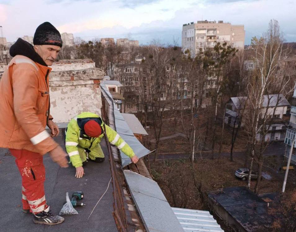 Усунули більше сотні пошкоджень, які сталися під час негоди, комунальники Харкова