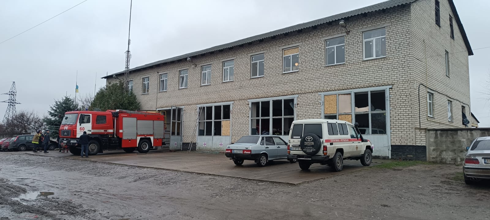 В Ізюмському районі на Харківщині внаслідок ворожого обстрілу пошкоджена пожежна частина