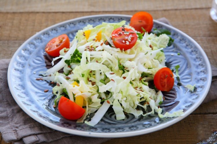 Як приготувати вітамінний салат із пекінської капусти з овочами