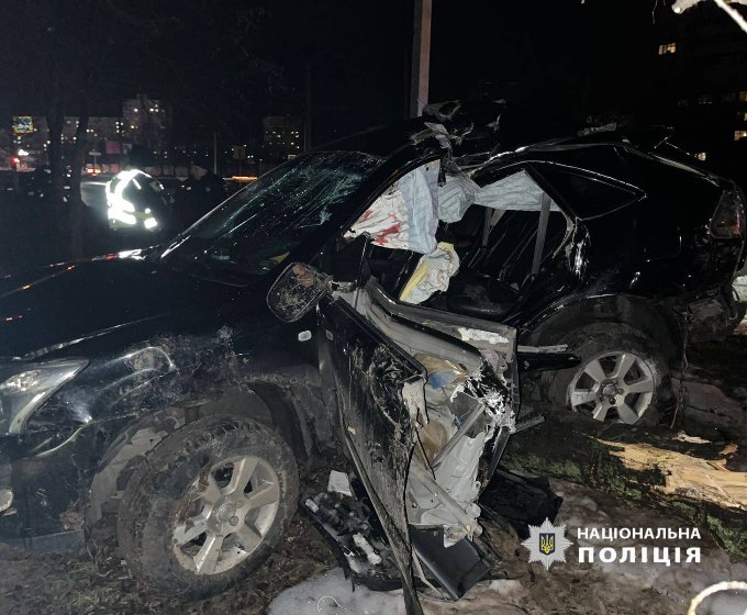Новини Харкова: Lexus RX зіштовхнувся з деревом