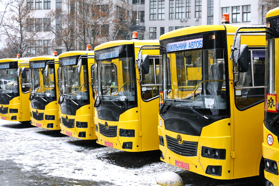 Отримали шкільні автобуси від ООН громади Харківщини