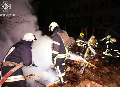 Вночі військові рф завдали удару по Харкову: поранено людину, пошкоджені будинки, виникла пожежа (фото)