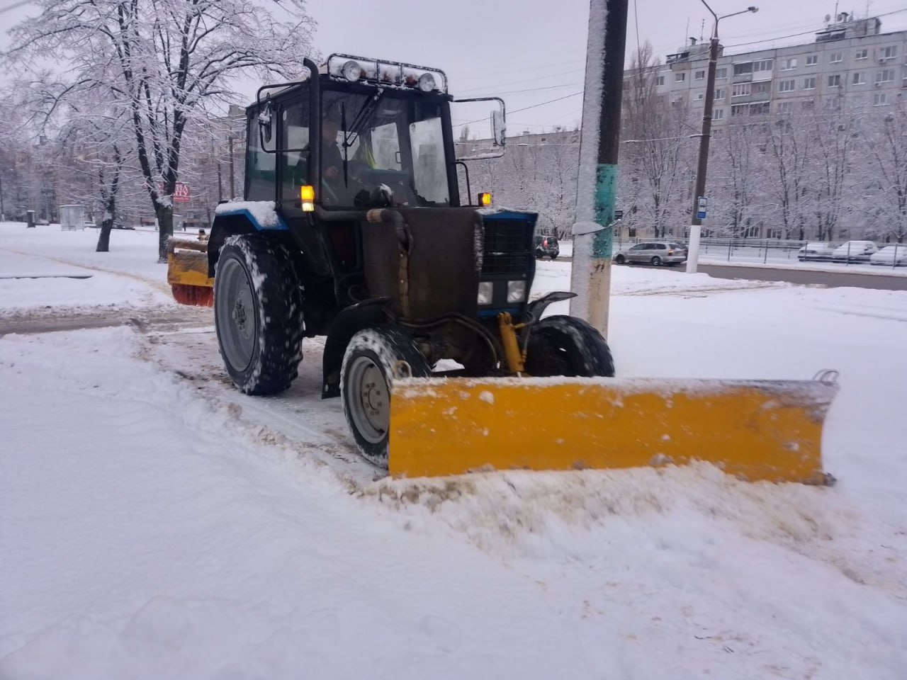 Прибирають сніг сотні працівників та десятки одиниць техники у Салтівському районі Харкова