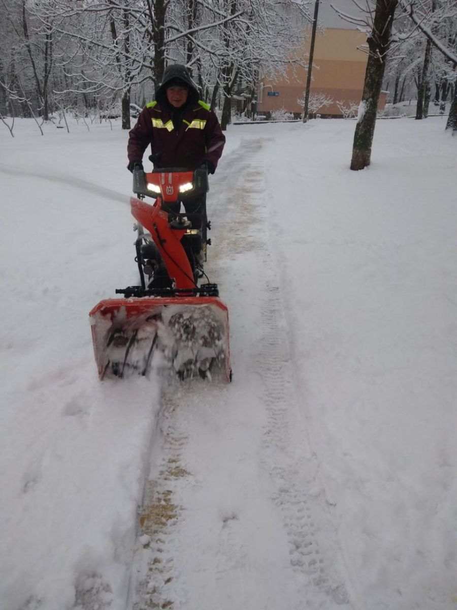 Прибирають сніг сотні працівників та десятки одиниць техники у Салтівському районі Харкова