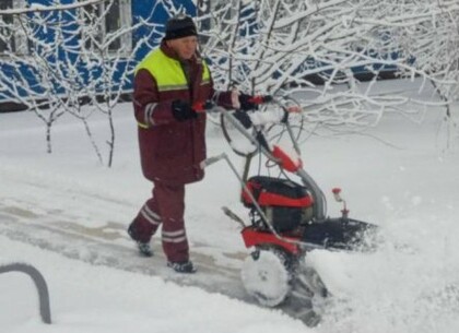 Комунальники Харкова продовжують прибирати сніг та боротися з ожеледицею