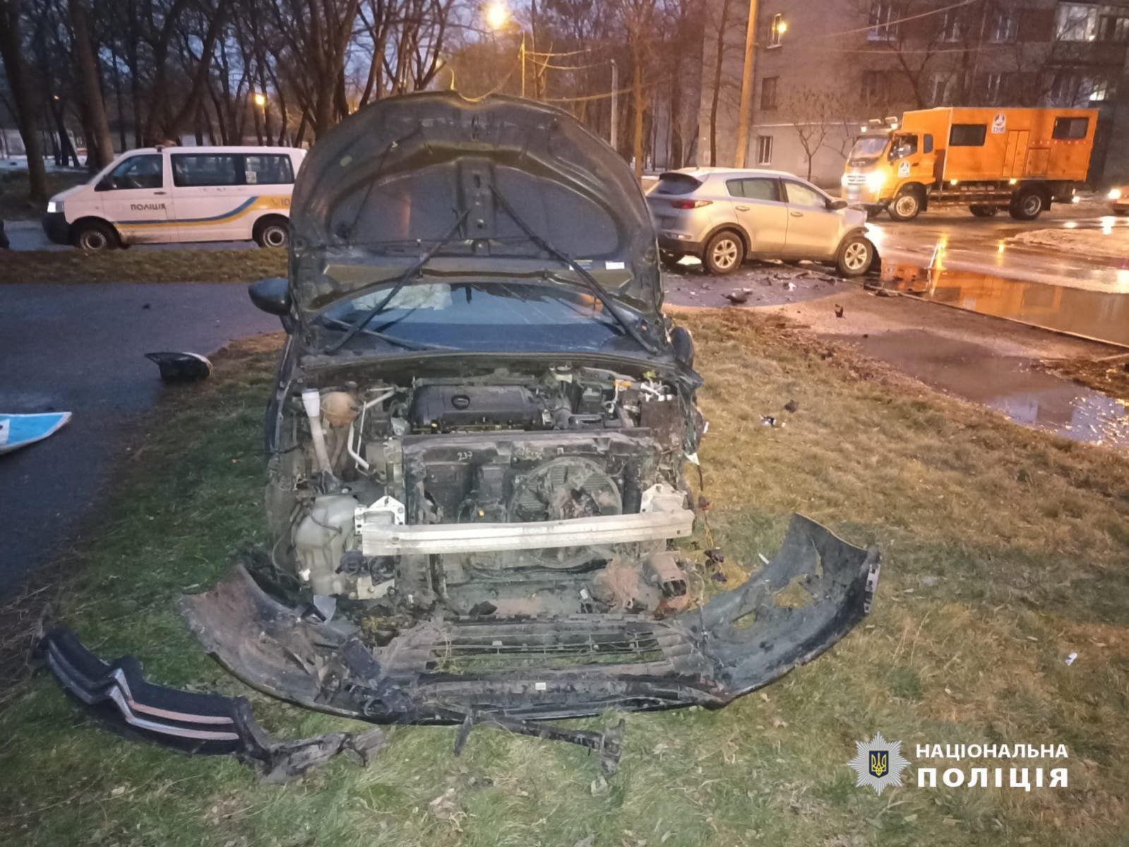 ДТП Харків: Збили жінку та розбили автівки водійки KIA SPORTAGE та СІТRОЕN, які не поділили дорогу